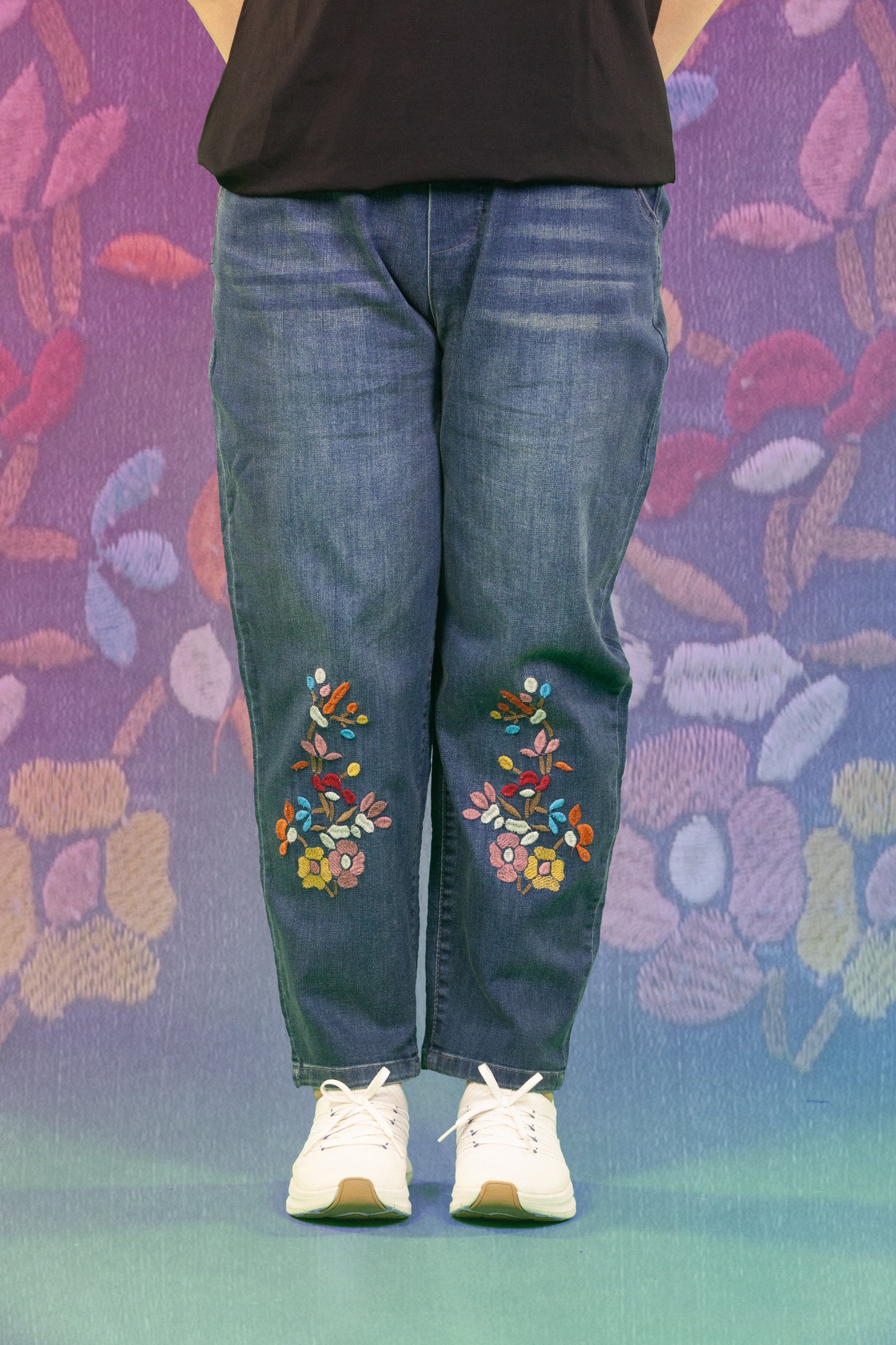 Celana Soft Jeans Motif Bunga di Lutut