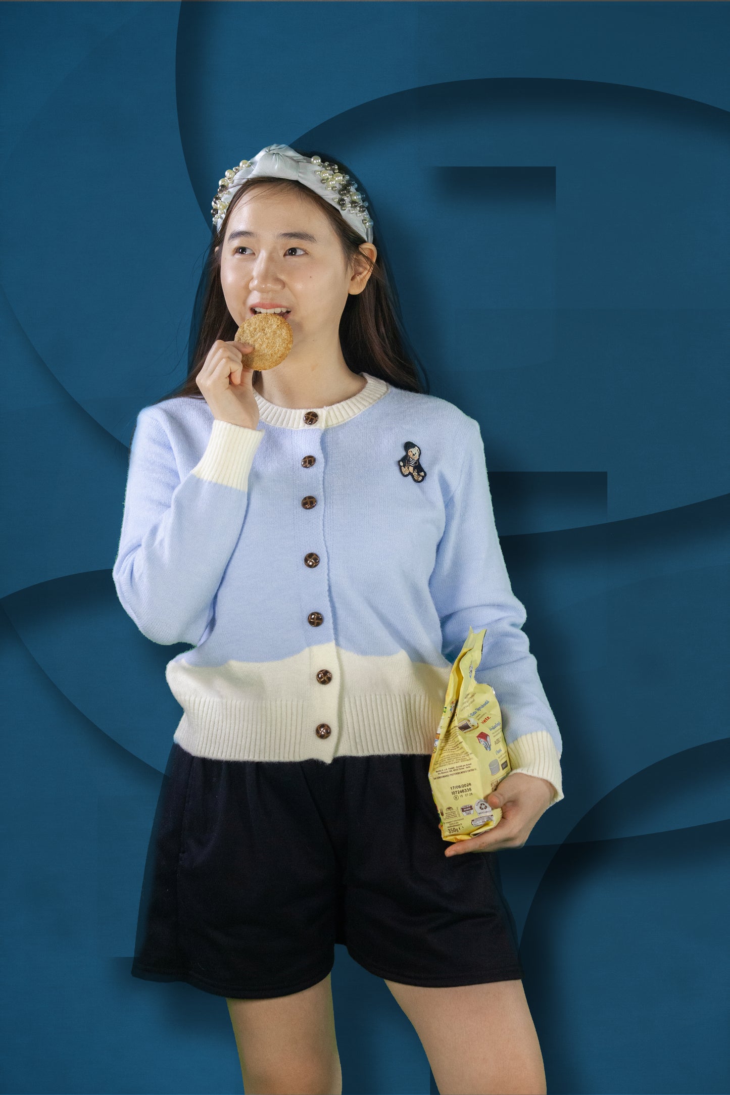 Cardigan Rajut Two Tone Motif Bear Badge