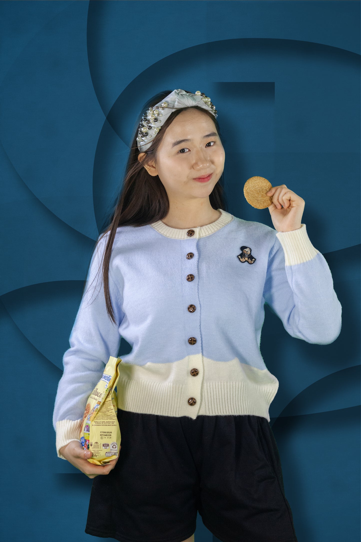 Cardigan Rajut Two Tone Motif Bear Badge