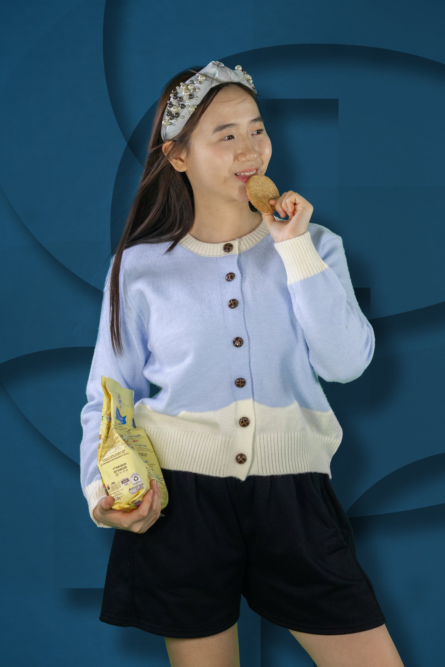 Cardigan Rajut Two Tone Motif Bear Badge