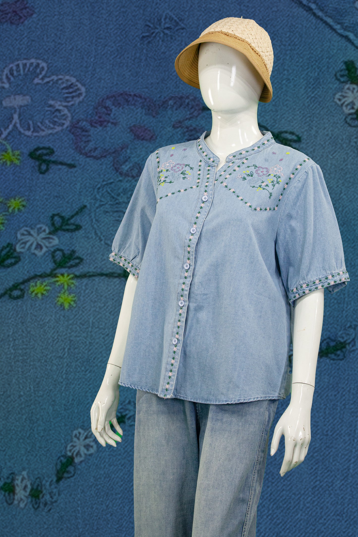Kemeja Soft Jeans Motif Bunga di Bahu