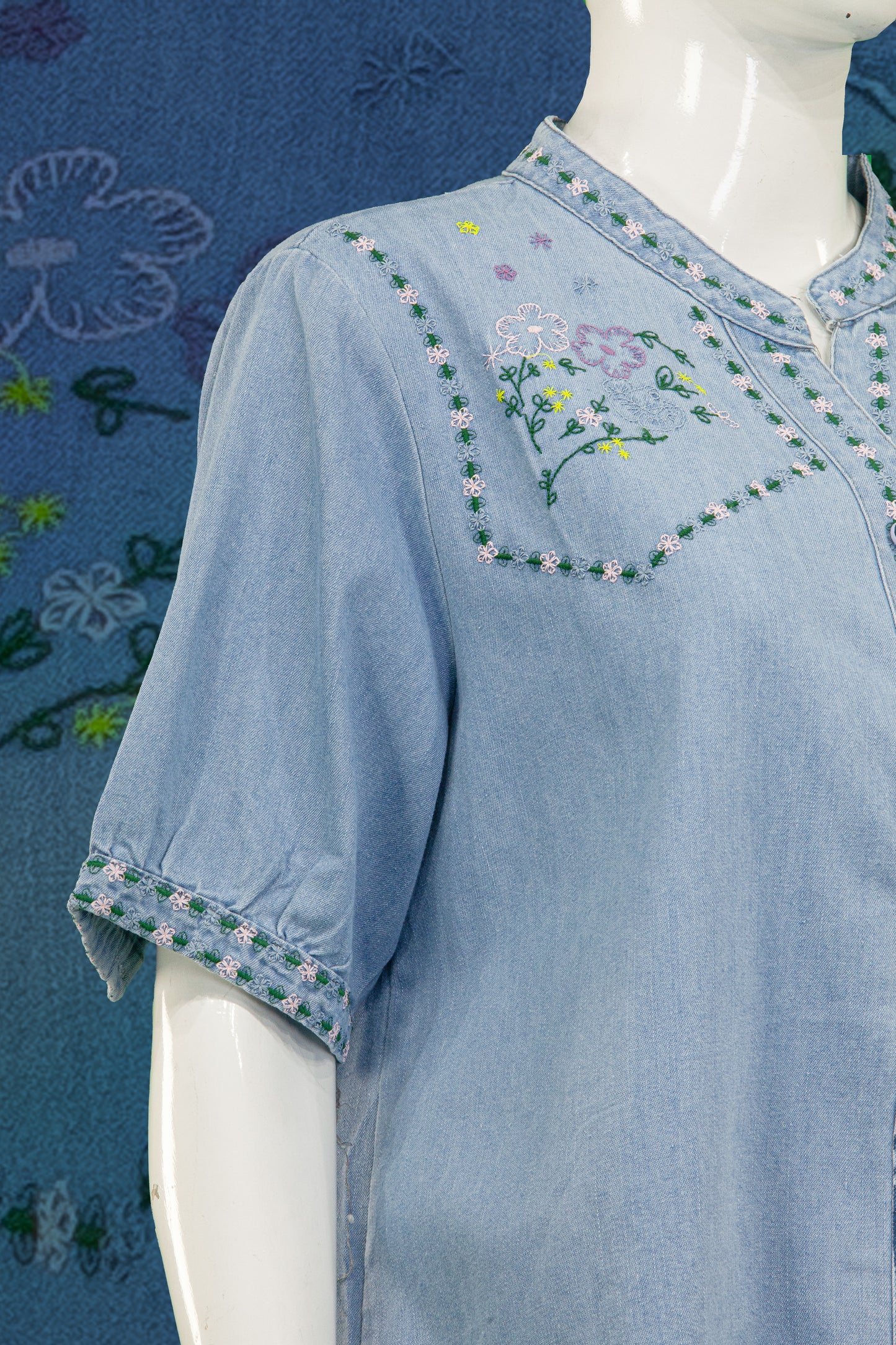 Kemeja Soft Jeans Motif Bunga di Bahu