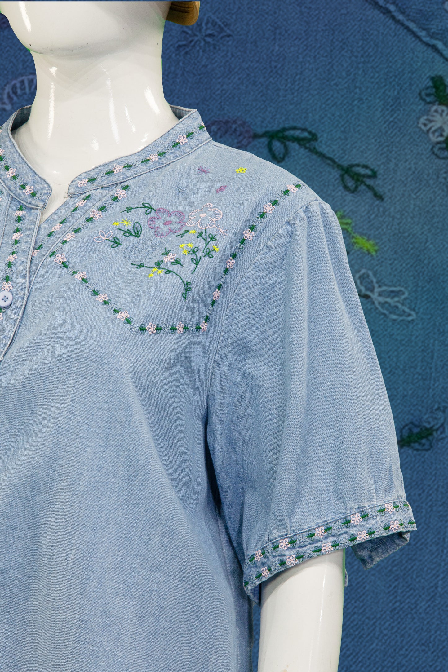 Kemeja Soft Jeans Motif Bunga di Bahu