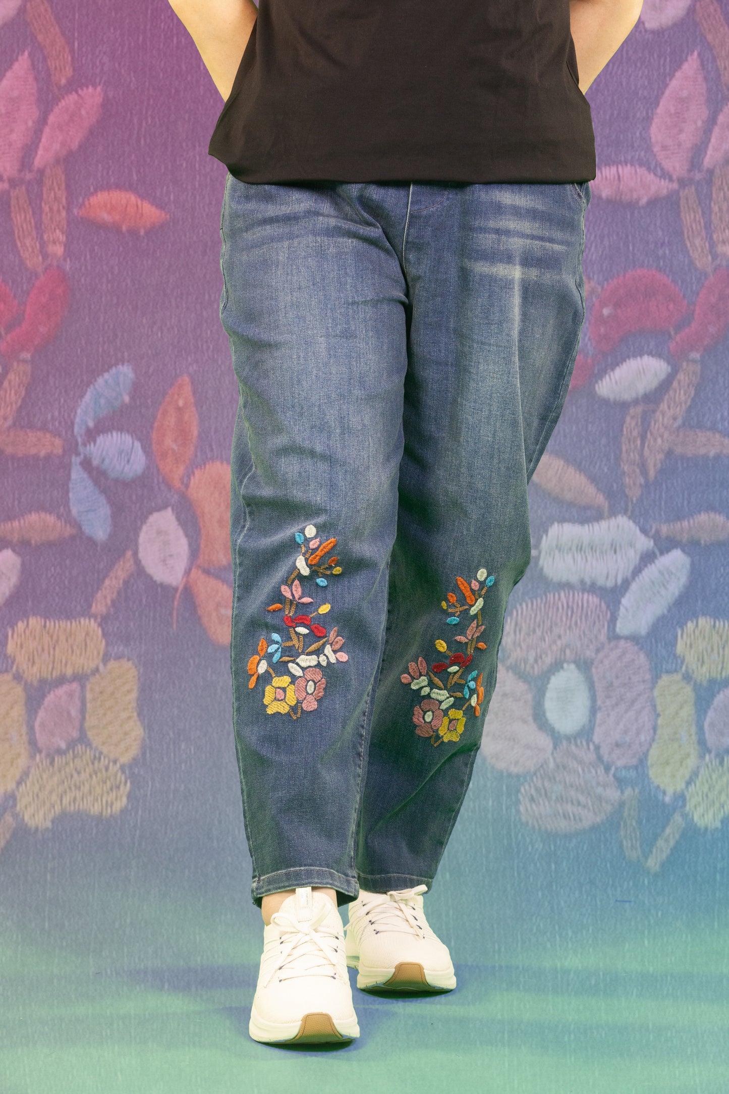 Celana Soft Jeans Motif Bunga di Lutut