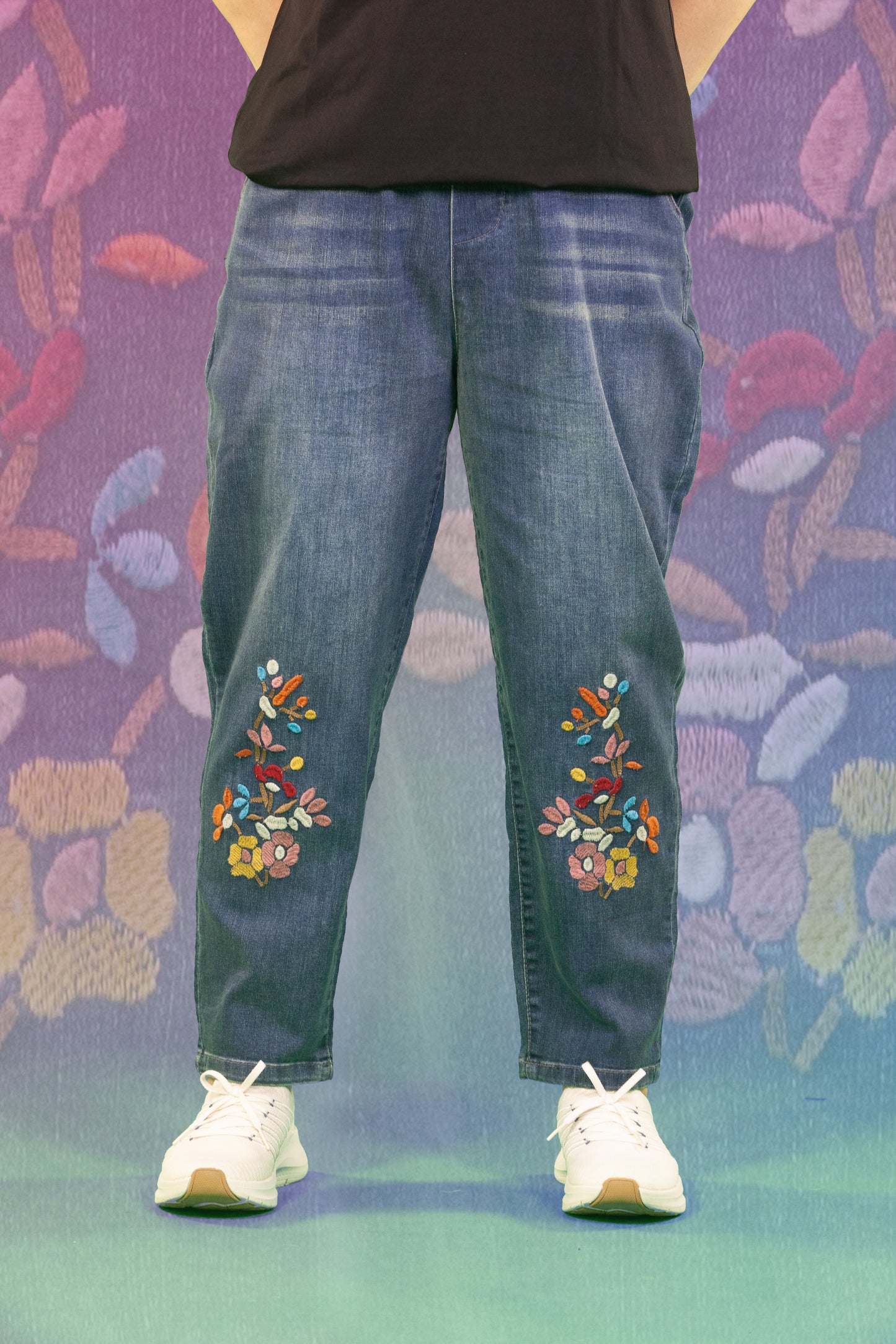 Celana Soft Jeans Motif Bunga di Lutut
